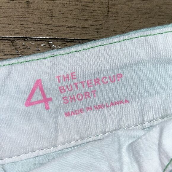 Lilly Pulitzer scallop trim Butter🧈cup Shorts 🩳 4 pockets 4 gear ⚙️ 💄 💳🪪💵 - Picture 4 of 17